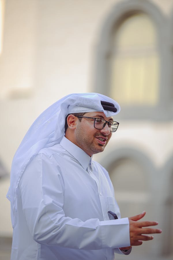 Explorez les élégants qamis qatari de la boutique Sabr Mastour